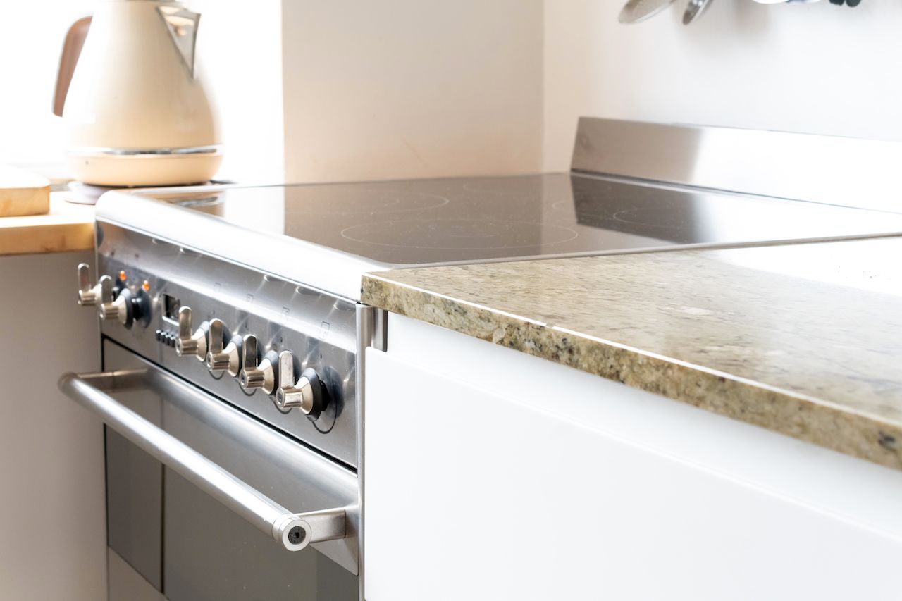 All the renovation works kept the original details, including cabinets and countertops